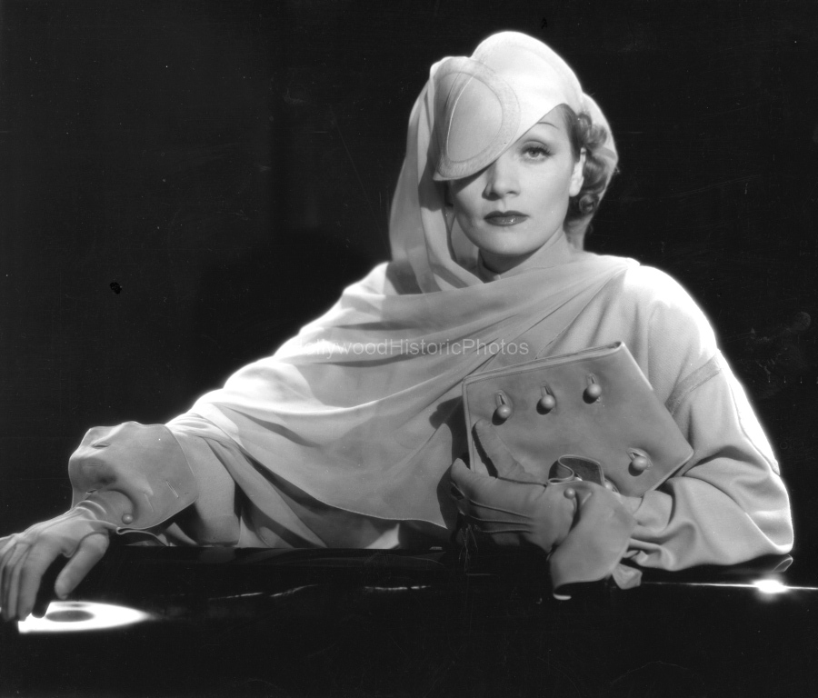 Marlene Dietrich 1936 Photo shoot for Desire 2.jpg